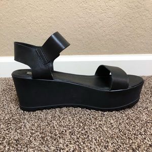 NEVER BEEN WORN Steve Madden Sandals